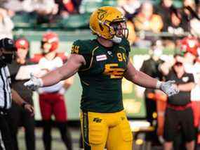 Le plaqueur défensif des Elks d'Edmonton Jake Ceresna (94 ans) réagit à l'appel d'un arbitre alors qu'il affronte les Stampeders de Calgary au Commonwealth Stadium d'Edmonton, le 11 septembre 2021.