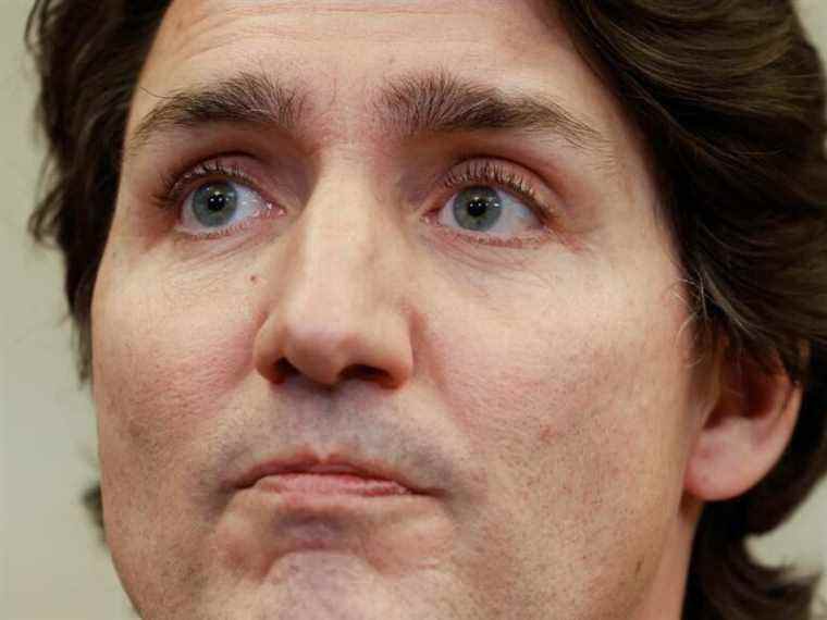 Le premier ministre Justin Trudeau dit qu’il s’isole après avoir appris l’exposition au COVID