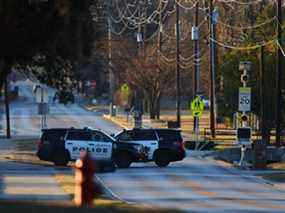 Des véhicules de police sont assis près de la synagogue Congregation Beth Israel à Colleyville, au Texas, le 16 janvier 2022.