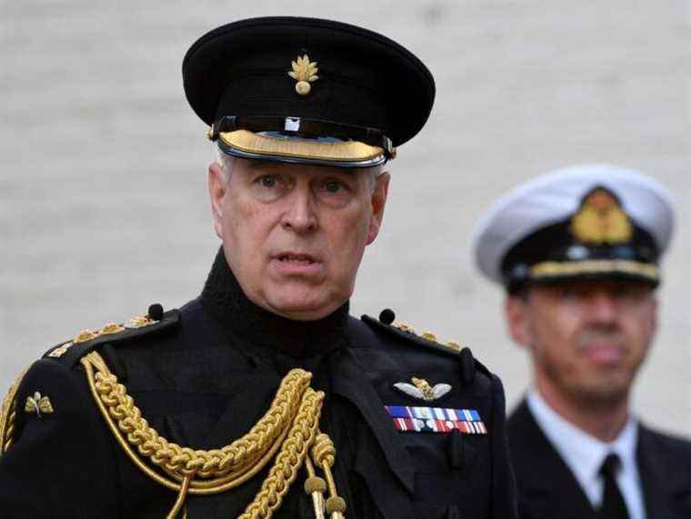 Le prince Andrew assiégé perd ses liens royaux et militaires