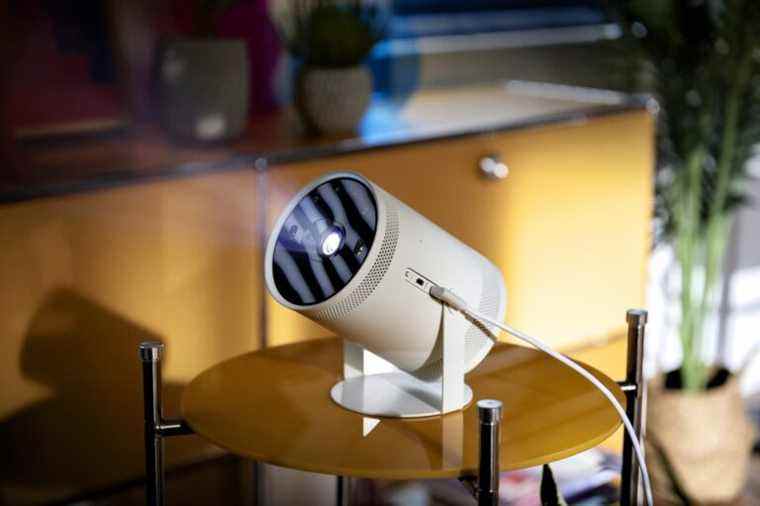 Le projecteur Freestyle portable de Samsung se concentre et s’ajuste automatiquement