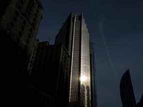 Le soleil se reflète sur Royal Bank Plaza dans le quartier financier de Toronto en 2019.