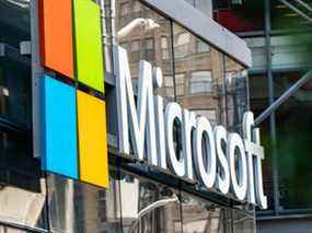 La signalisation Microsoft est affichée à l'extérieur d'un Microsoft Technology Center à New York, aux États-Unis, le mercredi 22 juillet 2020. Microsoft Corp. est sur le point de publier des résultats trimestriels après la cloche de clôture et les performances du baromètre technologique maintiendront probablement sa position de chouchou de Wall Street.  Photographe: