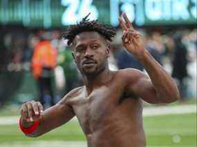 Le receveur des Buccaneers de Tampa Bay, Antonio Brown, fait signe à la foule alors qu'il quitte le terrain alors que l'offensive de son équipe était sur le terrain contre les Jets de New York au cours du troisième quart d'un match de football de la NFL le dimanche 2 janvier 2022, à East Rutherford, New Jersey