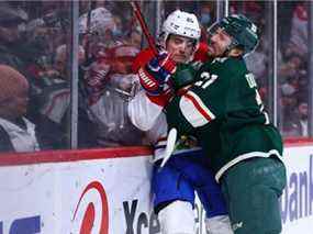 Brandon Duhaime du Wild s'en prend au défenseur des Canadiens Chris Wideman lors d'un match de deuxième période au Xcel Energy Center lundi soir.