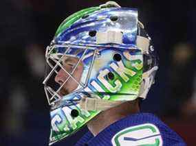 Le gardien des Canucks de Vancouver Spencer Martin regarde avant un match de hockey de la LNH contre les Panthers de la Floride à Vancouver, le 21 janvier 2022.