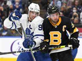 Le capitaine des Maple Leafs John Tavares (à gauche) se bat pour une position avec son homologue des Bruins de Boston Patrice Bergeron plus tôt cette saison.  Les Bruins sont sur une séquence de cinq victoires consécutives et se rapprochent rapidement de la troisième place de Toronto dans la division Atlantique.