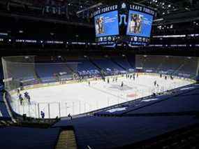 Une vue générale de la Scotiabank Arena de Toronto pendant la troisième période d'un match entre les Oilers d'Edmonton et les Maple Leafs de Toronto disputé sous les restrictions de la COVID-19 le 5 janvier 2022.