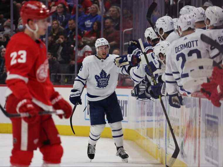 Les Maple Leafs, menés par le tour du chapeau de Bunting, reviennent pour battre les Red Wings