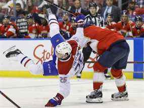 Ryan Poehling (25 ans) des Canadiens entre en collision avec Radko Gudas (7) des Panthers au FLA Live Arena le samedi 1er janvier 2022, à Sunrise, en Floride.