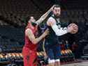 Le centre des Pélicans de la Nouvelle-Orléans Jonas Valanciunas (17) contrôle le ballon alors que le gardien des Raptors de Toronto Fred VanVleet (23) tente de défendre au cours du troisième quart à la Scotiabank Arena.