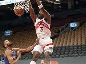 OG Anunoby des Raptors dunks le ballon au cours du premier quart contre les Phoenix Suns au Scotiabank Arena le mardi 11 janvier 2022.