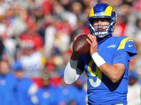 Matthew Stafford des Rams de Los Angeles cherche à passer au quatrième quart contre les Buccaneers de Tampa Bay lors du match NFC Divisional Playoff au Raymond James Stadium le 23 janvier 2022 à Tampa, en Floride.