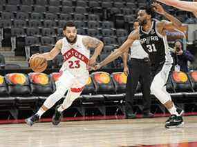 Fred VanVleet des Raptors se dirige vers le filet contre Keita Bates-Diop des San Antonio Spurs au cours de la deuxième mi-temps au Scotiabank Arena le mardi 4 janvier 2021. Crédit obligatoire :