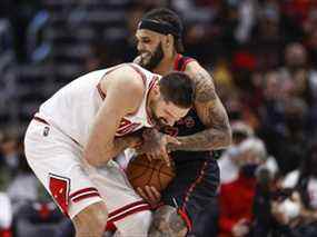 Le centre des Bulls Nikola Vucevic (9) se bat pour le ballon avec le garde Gary Trent Jr. (33) au cours de la seconde mi-temps au United Center.