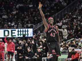 L'attaquant des Raptors de Toronto Pascal Siakam (43 ans) réagit après avoir tiré un panier à trois points à la fin du quatrième quart lors du match contre les Milwaukee Bucks au Fiserv Forum.