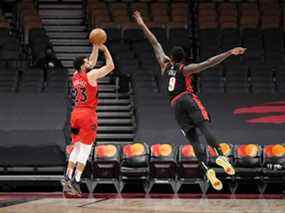 Fred VanVleet des Raptors tire sur Nassir Little des Portland Trail Blazers au cours de la première mi-temps à la Scotiabank Arena le dimanche 23 janvier 2022 à Toronto.