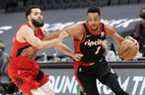 CJ McCollum # 3 des Portland Trail Blazers affronte Fred VanVleet # 23 des Raptors de Toronto lors de la première moitié de leur match de basket-ball à la Scotiabank Arena le 23 janvier.