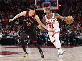 DeMar DeRozan des Bulls se dirige vers le panier contre fYuta Watanabe des Raptors au cours de la première mi-temps au United Center de Chicago le mercredi 26 janvier 2022.