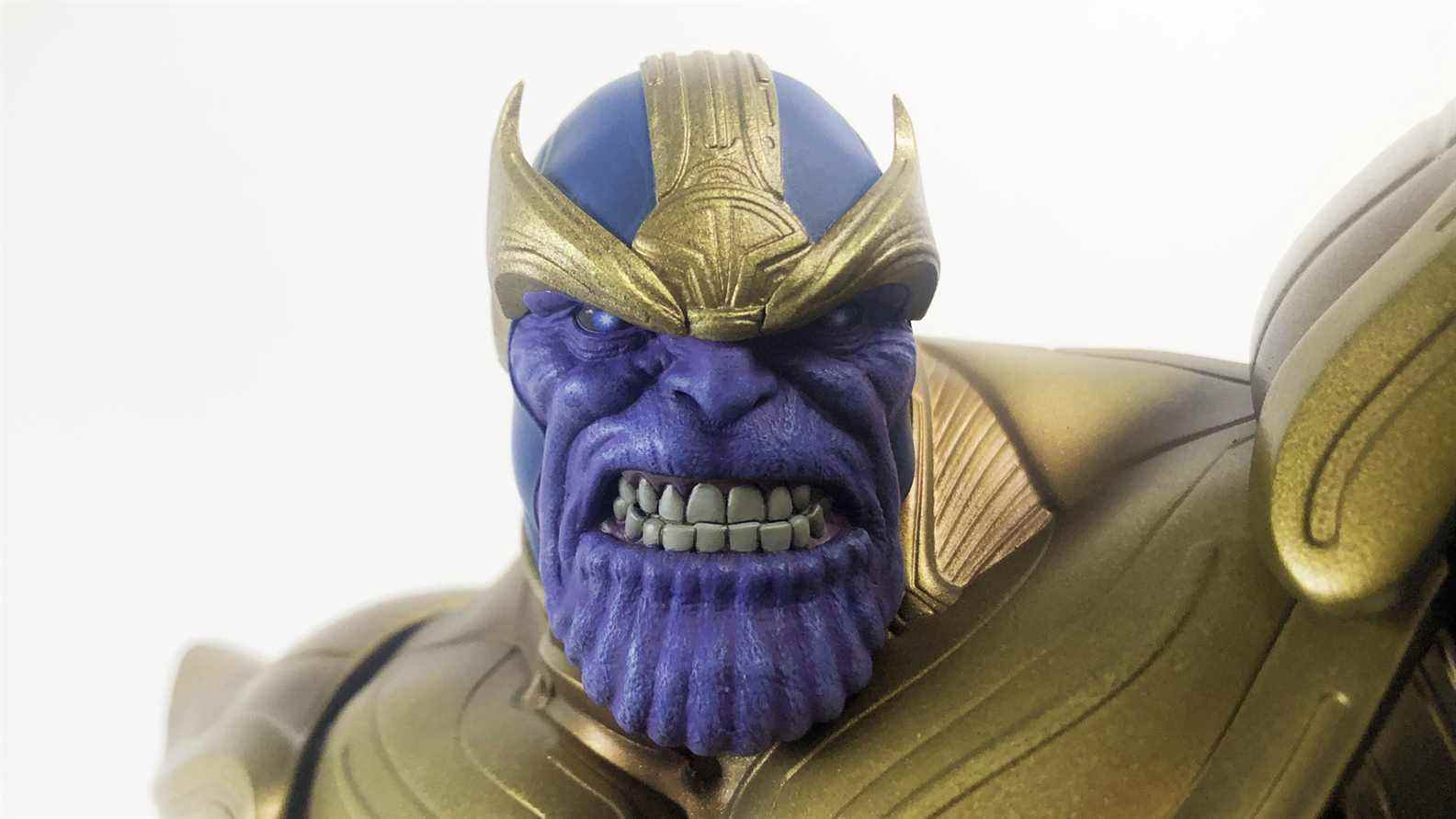 Les Vengeurs de Sideshow assemblent la statue de Thanos jette le gant [Exclusive]
