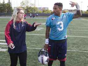 L'ancienne directrice générale adjointe des Alouettes Catherine Raiche s'entretient avec le quart Vernon Adams Jr. après l'entraînement le 28 septembre 2016.