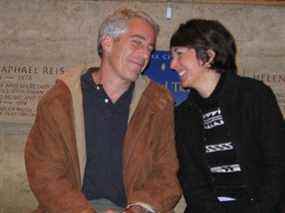 Une photo non datée montrant Jeffrey Epstein et Ghislaine Maxwell qui a été déposée en preuve par le bureau du procureur américain le 7 décembre 2021 lors du procès de Maxwell à New York.