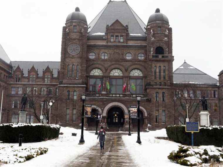 Les écoles et les repas à l’intérieur fermés alors que l’Ontario réintroduit des mesures COVID