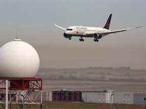 Un Boeing 787 d'Air Canada atterrit à l'aéroport international de Calgary, le 5 octobre 2021.