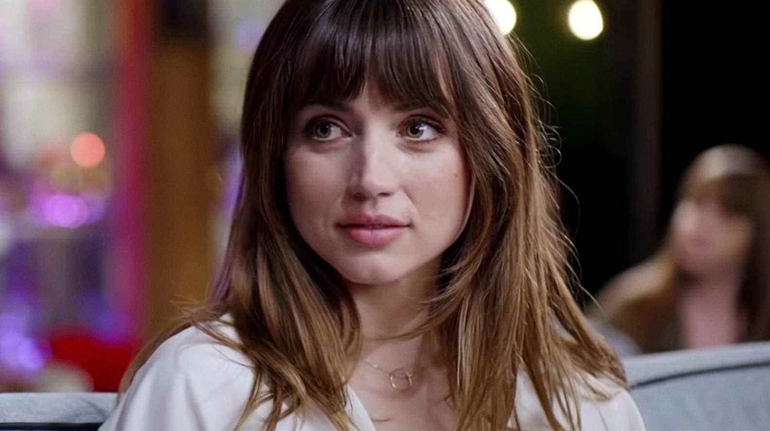 Les fans d'Ana De Armas poursuivent Universal pour fausse publicité après avoir découvert que sa scène d'hier avait été coupée
