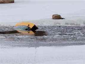 Un véhicule a traversé la glace sur la rivière Rideau dimanche.