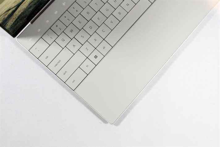 Gros plan du clavier et du pavé tactile sur un Dell XPS 13 Plus.