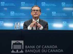 Tiff Macklem, gouverneur de la Banque du Canada, écoute lors d'une conférence de presse à Ottawa.