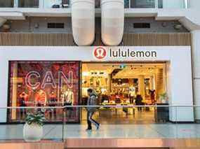 Un magasin Lululemon dans le centre commercial CF Toronto Eaton Centre à Toronto, le 13 décembre 2021.