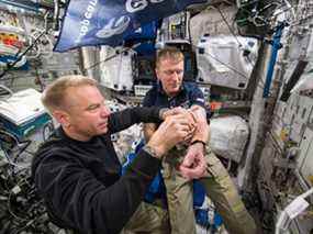 L'astronaute Tim Peake a tweeté une photo de sa première prise de sang réalisée dans l'espace.  L'échantillon a été prélevé dans le cadre de l'enquête MARROW.