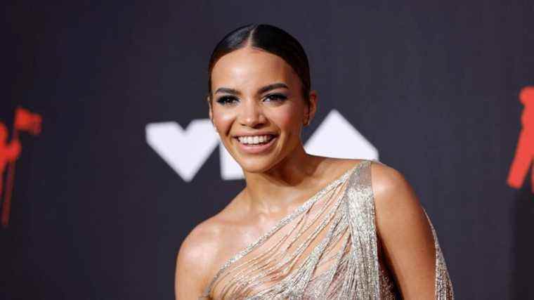 Leslie Grace est très violette dans son nouveau costume de Batgirl