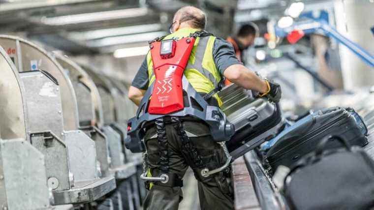 L’exosquelette connecté de German Bionic aide les travailleurs à soulever plus intelligemment