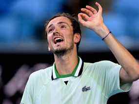 Le Russe Daniil Medvedev réagit après un point contre l'Américain Maxime Cressy lors de leur match du simple messieurs lors de la huitième journée du tournoi de tennis de l'Open d'Australie à Melbourne le 24 janvier 2022.