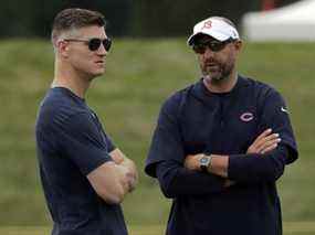 L'entraîneur-chef des Chicago Bears, Matt Nagy, à droite, s'entretient avec le directeur général Ryan Pace lors du camp d'entraînement de football de la NFL à Bourbonnais, dans l'Illinois, le 26 juillet 2019.