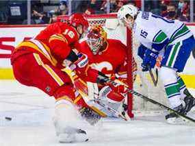 Le gardien des Flames de Calgary Jacob Markstrom garde son filet contre les Canucks de Vancouver au Scotiabank Saddledome de Calgary le samedi 29 janvier 2022.