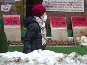 Une femme fait ses courses au supermarché Yao Hua de Toronto le 19 janvier 2022.