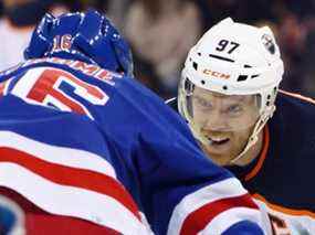 Connor McDavid (97) des Oilers d'Edmonton affronte Ryan Strome (16) des Rangers de New York au Madison Square Garden le lundi 03 janvier 2022, à New York.