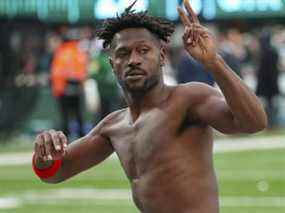 Le receveur large des Buccaneers, Antonio Brown, fait signe à la foule alors qu'il quitte le terrain dimanche.