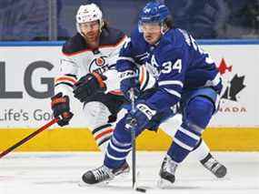 Duncan Keith (2) des Oilers d'Edmonton tente de couvrir Auston Matthews (34) des Maple Leafs de Toronto au Scotiabank Arena le mercredi 5 janvier 2022, à Toronto.