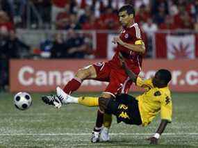 Paul Stalteri du Canada affronte Demar Phillips de la Jamaïque lors des qualifications pour la Coupe du monde de la FIFA en Afrique du Sud.