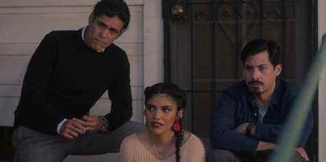 gentefied saison 2 lr manuel uriza comme ernesto, karrie martin comme ana, carlos santos comme chris dans gentefied saison 2 cr avec l'aimable autorisation de netflix © 2021