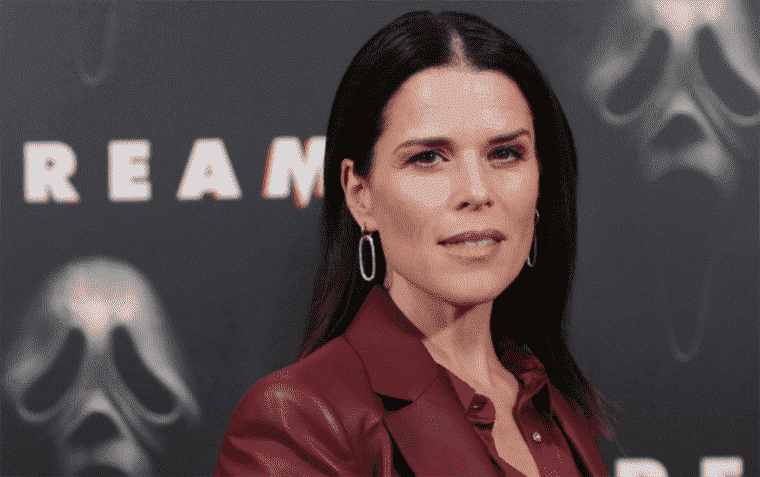 

	
		Neve Campbell révèle qu'elle a été attaquée par un ours sur le plateau : "Il m'a tirée à travers la forêt"
	
	
