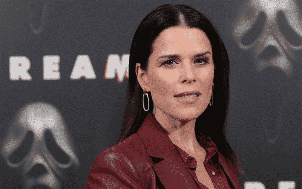 

	
		Neve Campbell révèle qu'elle a été attaquée par un ours sur le plateau : 