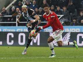 Joelinton de Newcastle United joue le rôle de Raphael Varane de Manchester United.