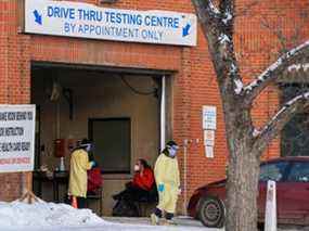 Le personnel des Services de santé de l'Alberta effectue des tests COVID-19 au volant sur le site de test de Richmond Road à Calgary le 30 décembre 2021. Gavin Young/Postmedia