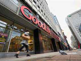 Une femme passe devant un centre GoodLife Fitness fermé à Toronto le 5 janvier 2022.